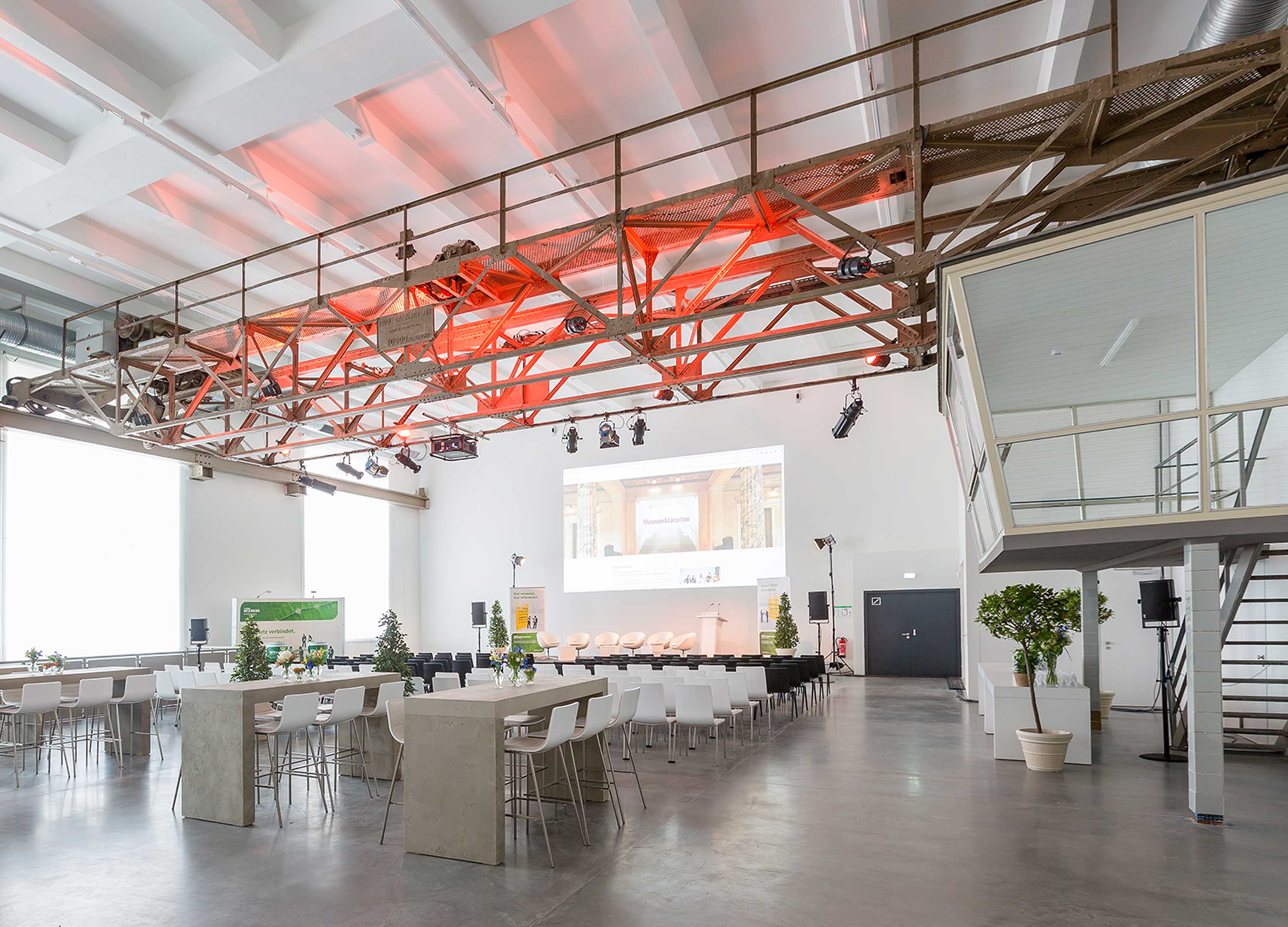 Kindl Locations Berlin Maschinenhaus Talk Runde mit Beamer